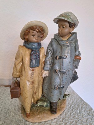 Lladro Figur - Nr.2242 - 'Away to School' - Keramik - Designer: Antonio Ramos