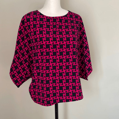 Alya Women's Geometric Dolman Short Sleeve Blouse Top Zip Back Pink Black Small