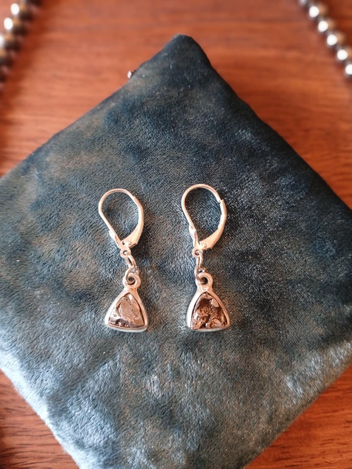 Juego de pulsera y collar de hematita con cuentas con pendientes de meteorito a juego Foto 4 de 4