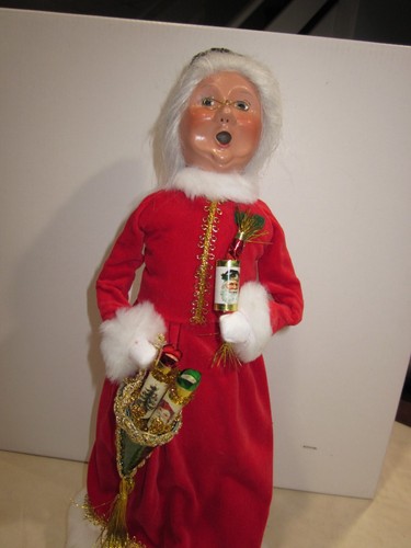 BYERS CHOICE CAROLERS MR & MRS RED VELVET CLAUSE, 2019, NEW, # 60H - Picture 6 of 8