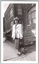 Vtg B&W Snapshot Fashionable Woman White Coat Hat Heels Brick Townhouse 1940s