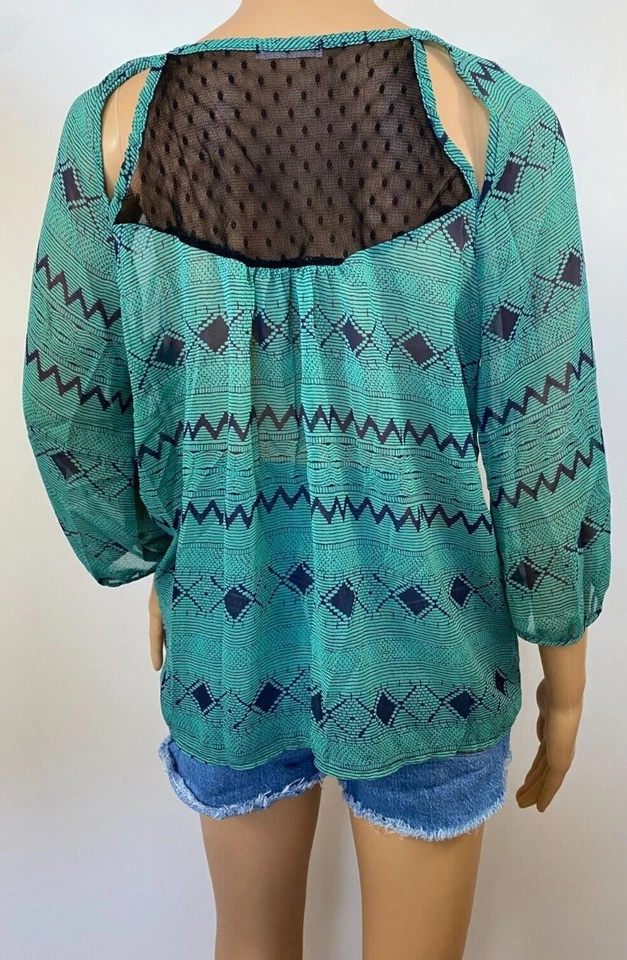 Blusa Soprano Talla L Verde Transparente Top Geométrica Manga 3/4 Top Hombros Recortados Foto 2 de 4