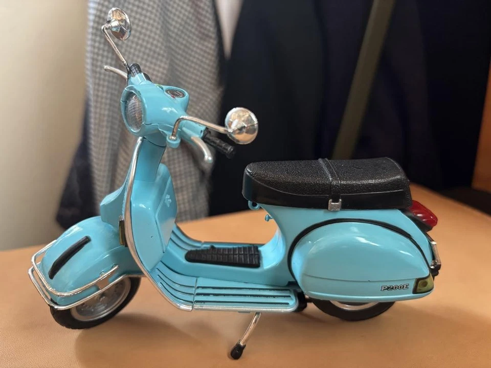 New-Ray Vespa небесно-голубой масштаб 1/12 литая модель скутера коллекционная игрушка-дисплей - Изображение 2 из 4