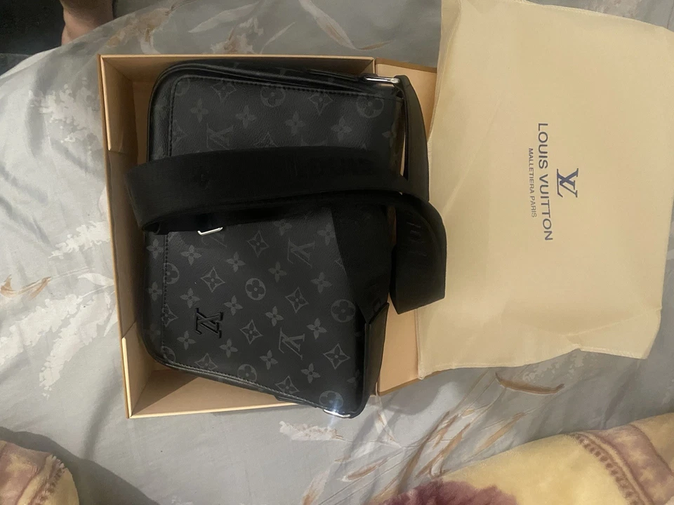 Side Bag messenger Men Brand New With Tags Never Been Used Black Colour - Image 4 of 4