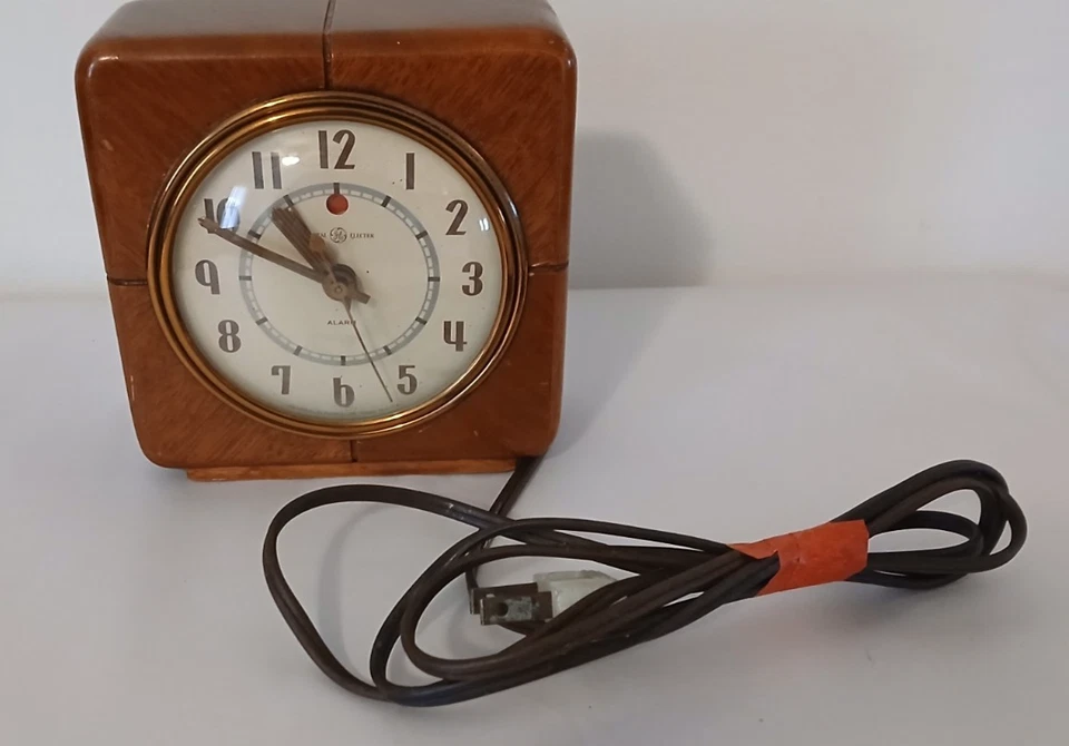 Винтажные деревянные часы General Electric в стиле ар-деко модель «Красный глаз» 7H140 «Делегат» - Изображение 4 из 4