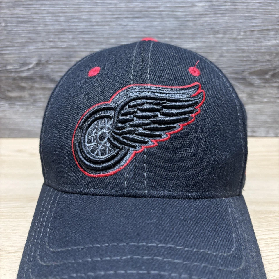Boné masculino Detroit Red Wings pequeno preto vermelho hóquei ajuste elástico - Imagem 2 de 4
