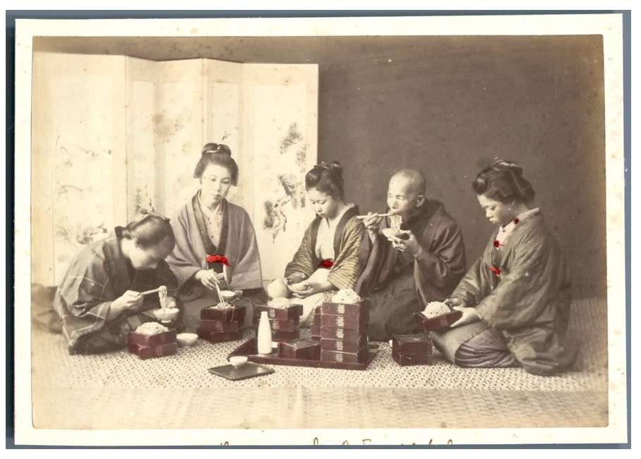 Japon, Repas de Udons Vintage albumen print. Tirage albuminé aquarellé 9x1