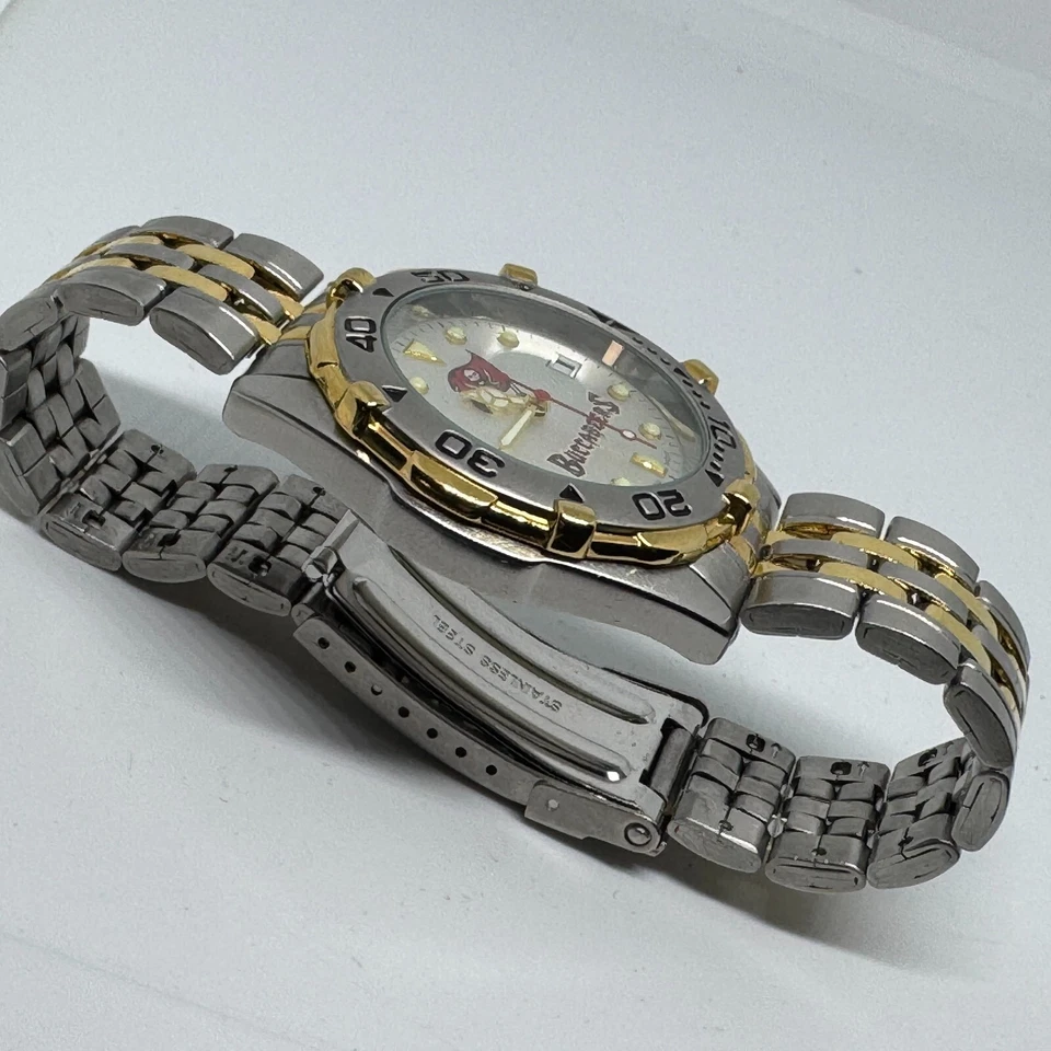 LogoArt Reloj Cuarzo Bucaneros Hombre Doble Tono Bisel Giratorio Batería Nueva 7.75" Foto 3 de 4