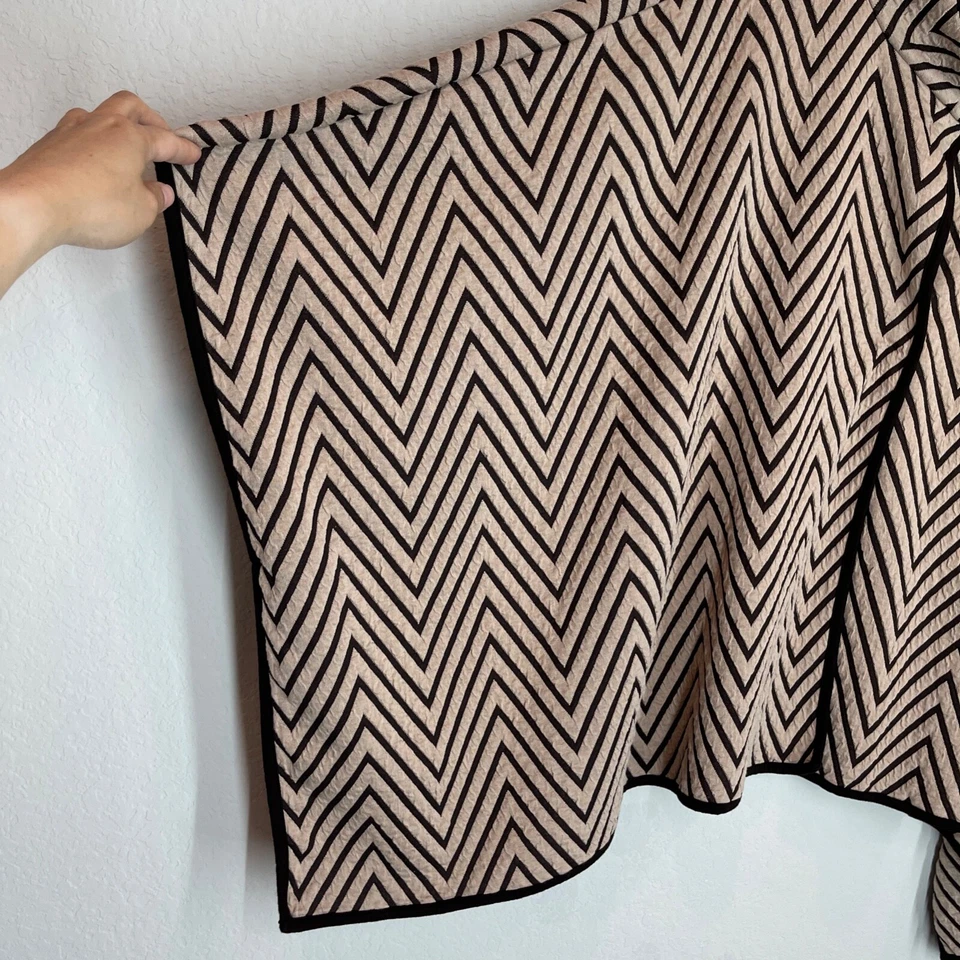 Chico's Travelers Women’s S/M Chevron Jacquard Poncho Jacket Tan Snap Front - Image 3 of 4