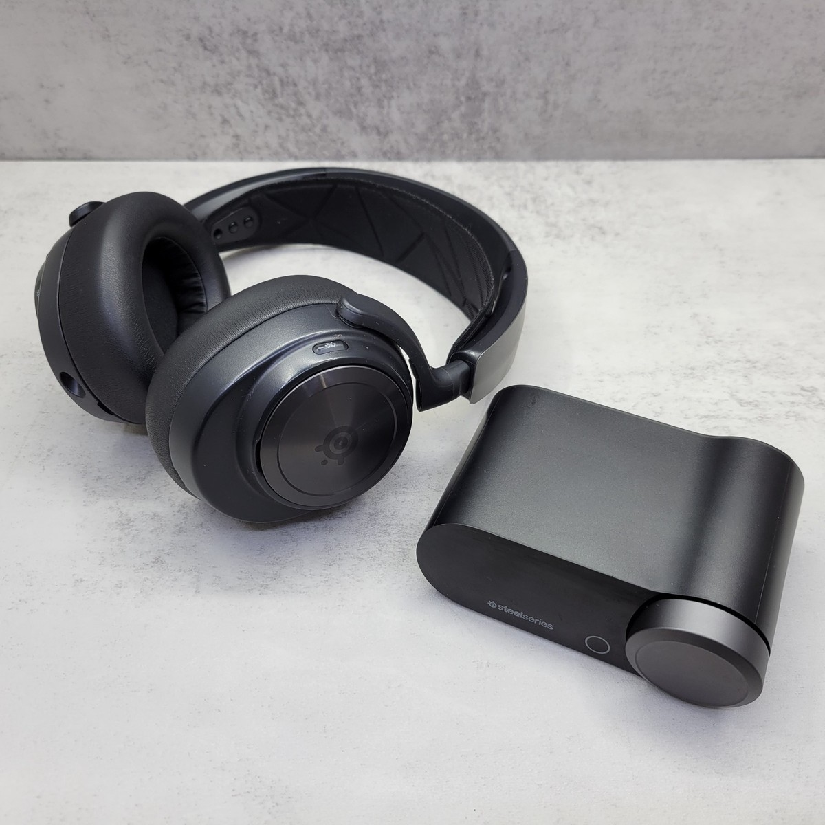 SteelSeries Arctis Nova Pro Wireless 中古品 SteelSeries Arctis Nova Pro Wireless Multi-System Gaming Headset
