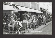 Bancos verdes RPPC de San Petersburgo Florida FL 1940, locales charlando en un buen día