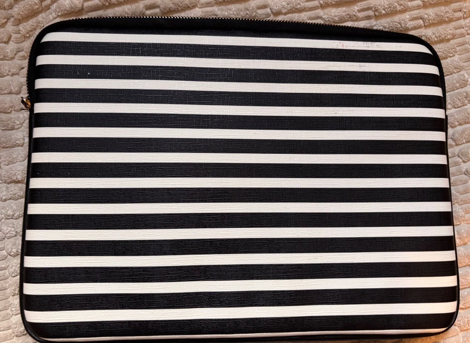 Kate Spade New York 13" Negro Blanco Rayas MacBook iPad Microsoft Funda con Cremallera. Foto 4 de 4