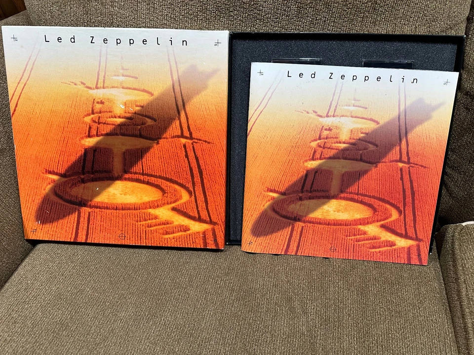 rare hard to find LED ZEPPELIN 4-CASSETTE BOX SET WITH BOOKLET , 1990 - Image 4 of 4