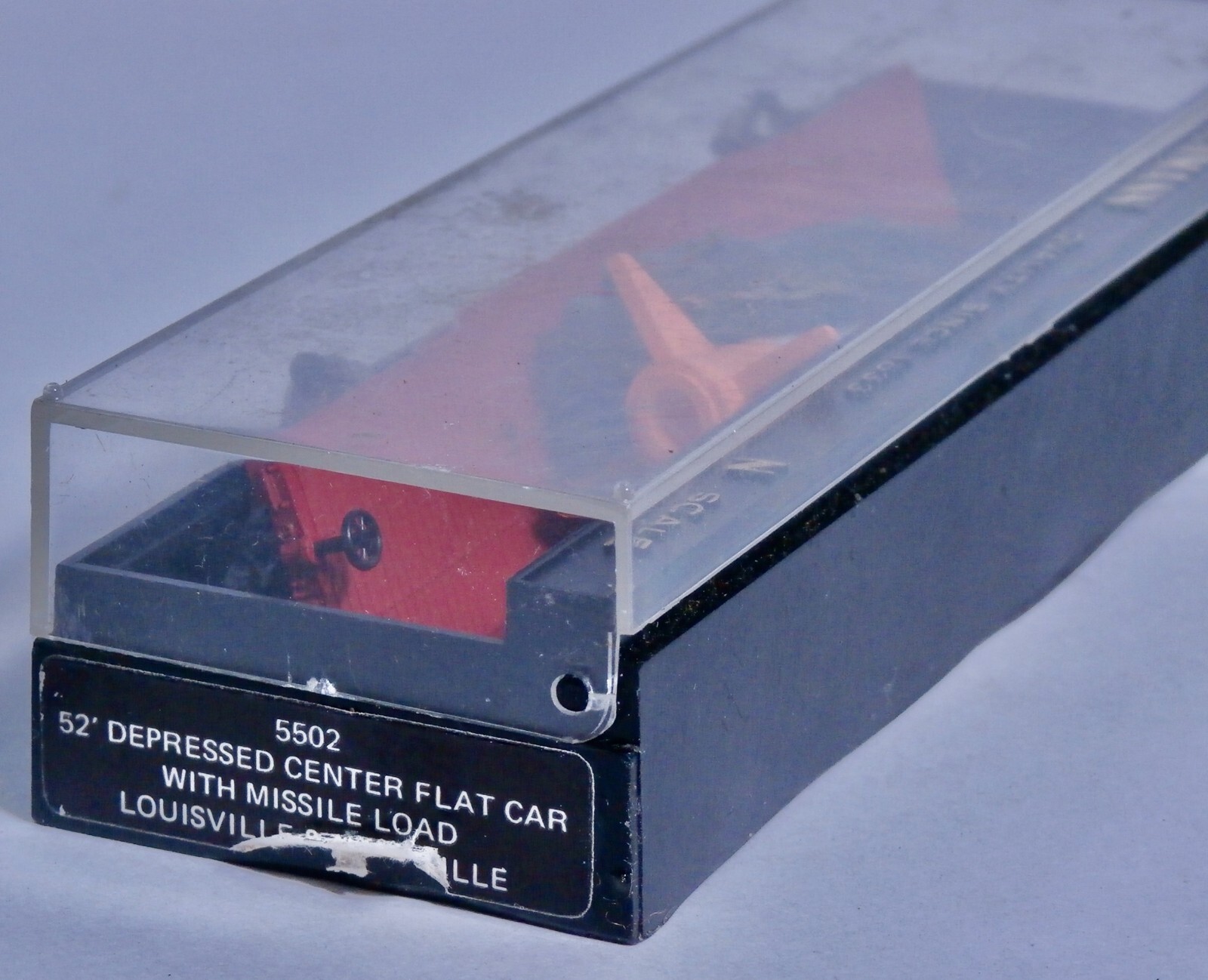 BACHMANN 5502 N SCALE 52' DEPRESSED CENTER FLAT CAR WITH MISSILE LOAD