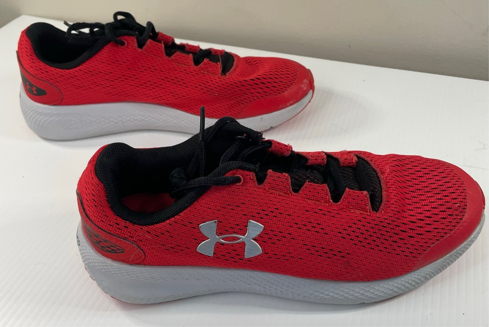 SAOLA Scarpe Under Armour Charged Pursuit ragazzo taglia 6 5 anni rosso nero usate in ottime condizioni