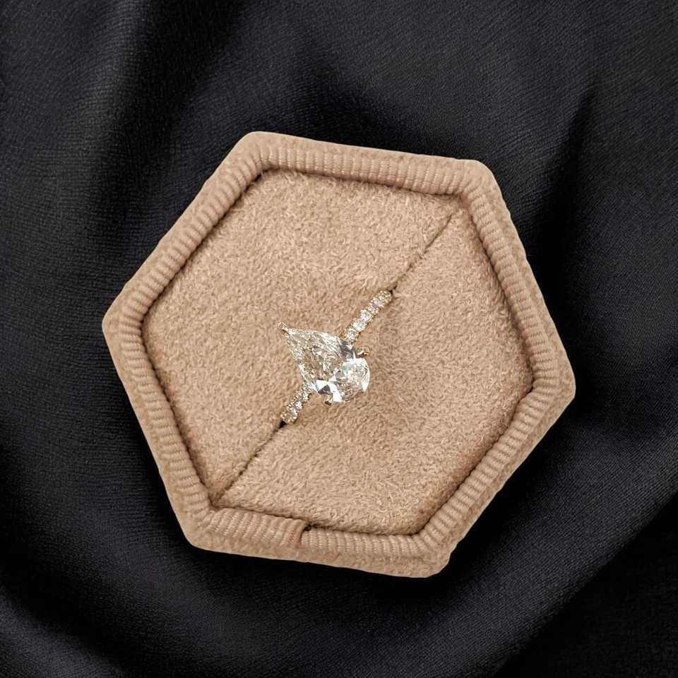 Alianza de diamantes de oro amarillo de 14 k corte pera 1,25 quilates IGI cultivada en laboratorio E F VS Foto 2 de 4