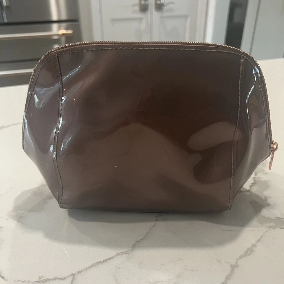 Estuche de maquillaje Ted Baker con lazo y detalles en oro rosa Foto 3 de 4