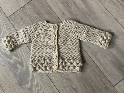 Neu handgehäkelt Baby Mädchen beige Strickjacke 0-3 Monate handgefertigt