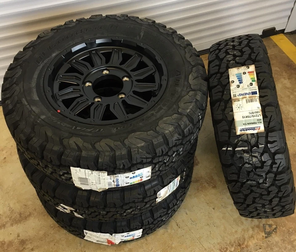 Räder Offroad Suzuki Jimny GJ HJ Oxxo schwarz BF Goodrich KO2 215/75R15 3PMSF  - Bild 4 von 4