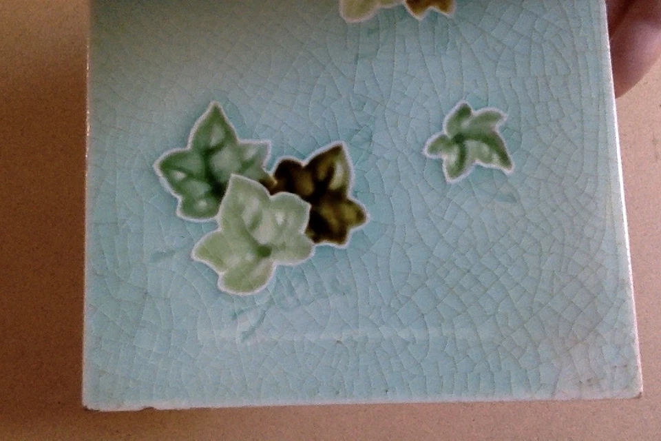 Azulejo de chimenea antiguo mayólica Robin azul huevo/diseño de hiedra inglesa moldeado Foto 2 de 4