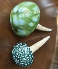 4 GARDEN DÉCOR PIECES, 2 HANDMADE CERAMIC MUSHROOMS & 2 RESIN GROUD PLAQUES — photo 9
