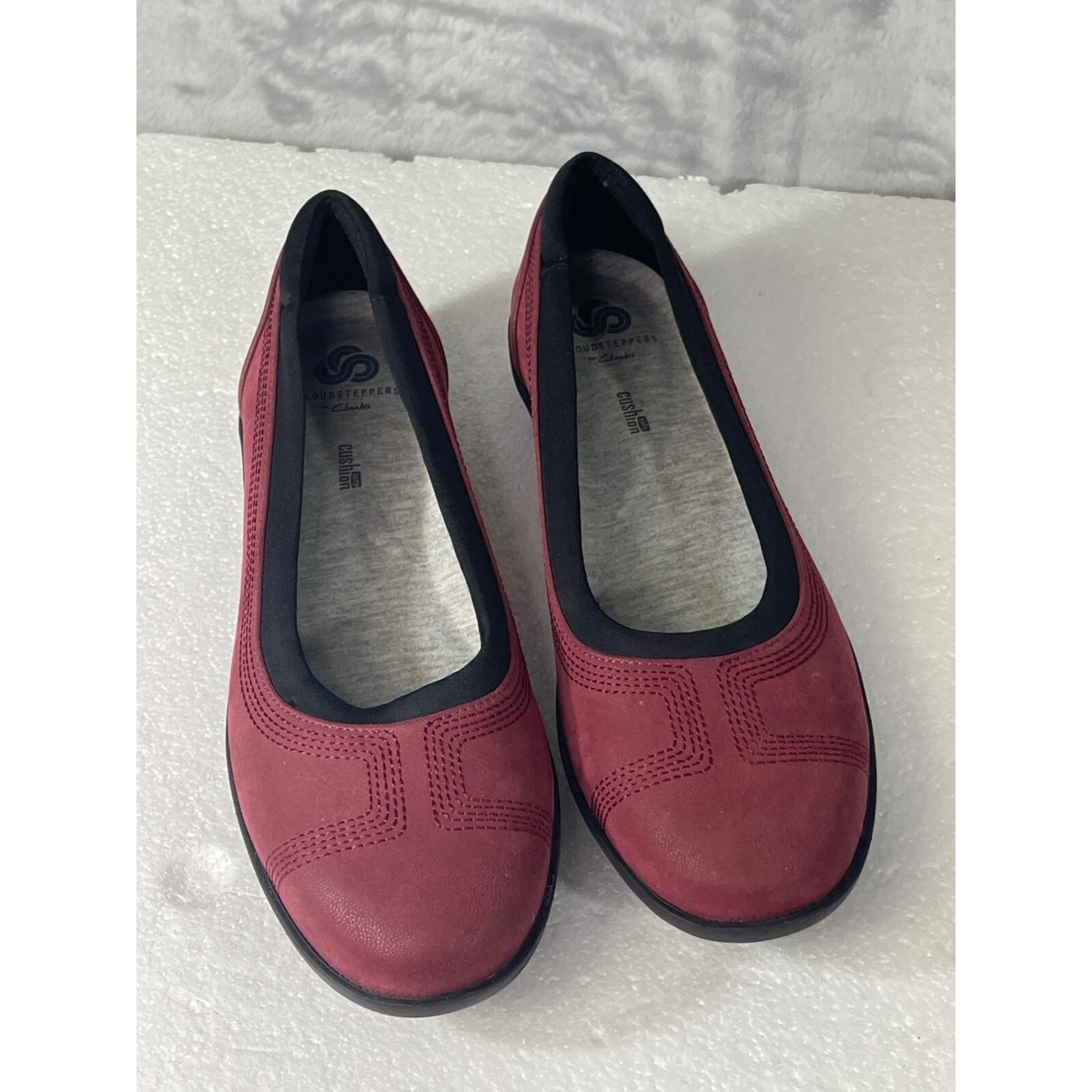 Cloud steppers by Clark women's size 9M soft cushion Burgundy flat shoes
