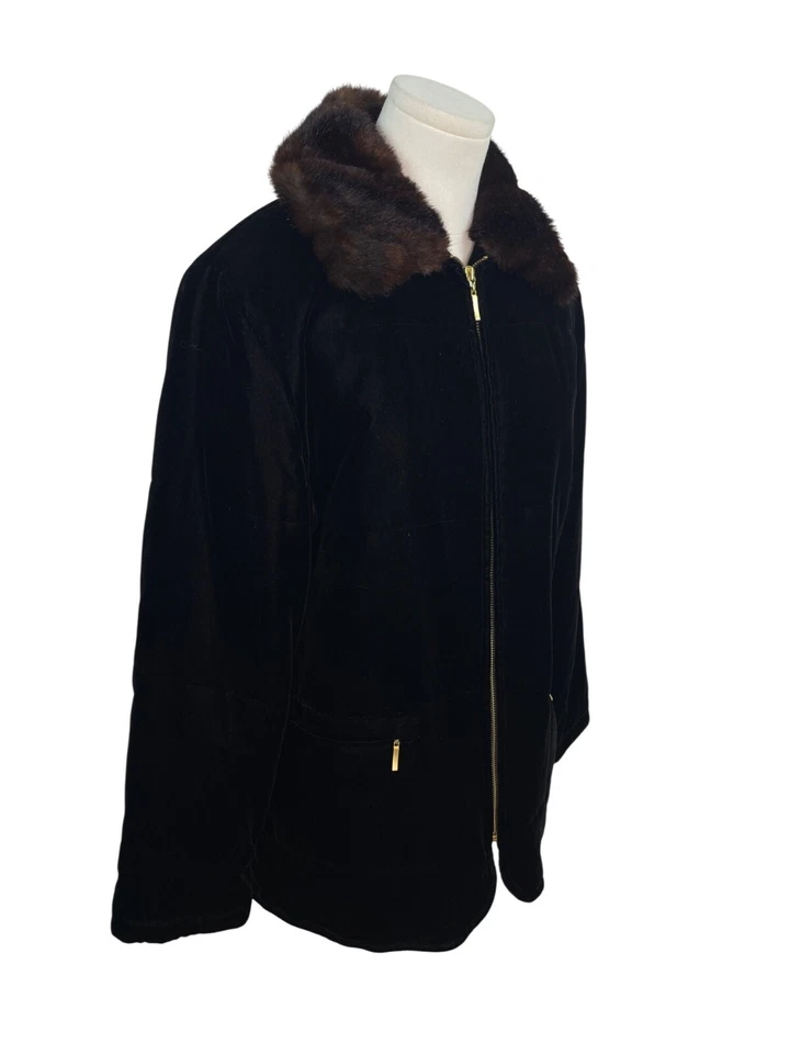 Chaqueta de terciopelo negra Jones New York con cuello y bolsillos dorados con cremallera Foto 2 de 4