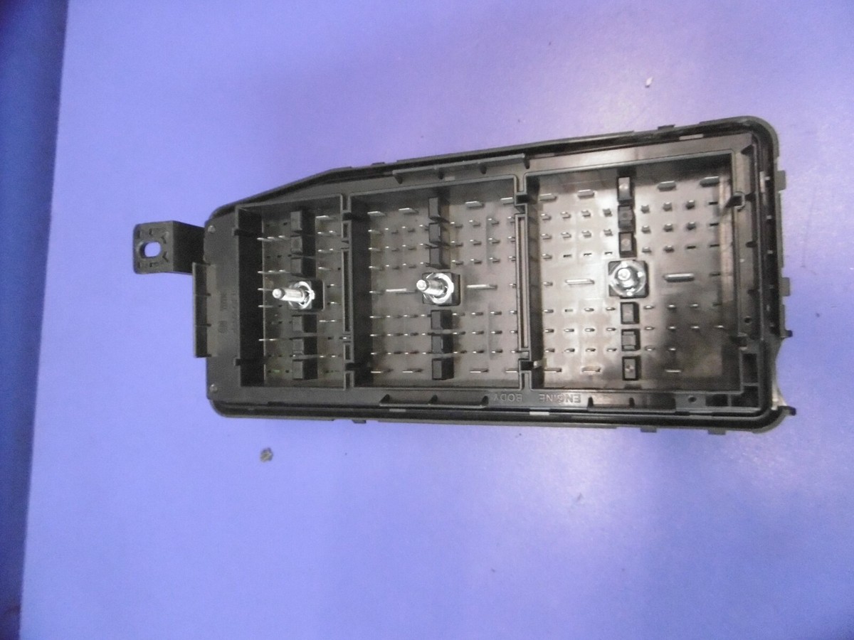 CHEVROLETA CAPTIVA / VAUXHALL MOKKA 2.2 D.FUSE BOX 95471068