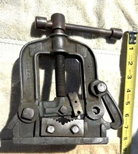 VINTAGE AMERICAN TOOL CO. NO. 200 PIPE VISE