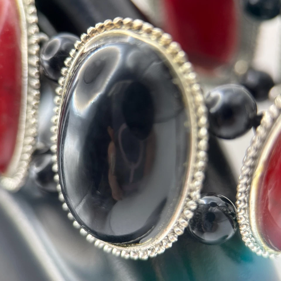 Pulsera gruesa elástica cabujones rojos y negros tono plata joyería para mujer 7"" Foto 2 de 3