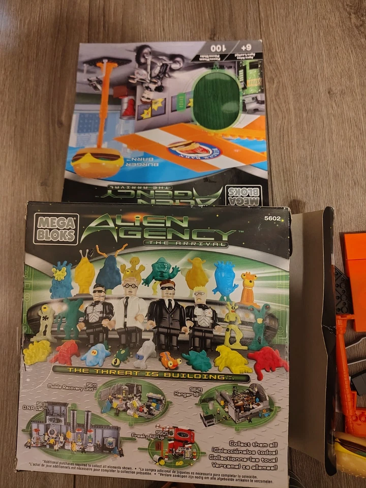 Mega Bloks Alien Agency The Arrival Hangar 18 y Alien Agency Burger Barn Set Foto 2 de 4