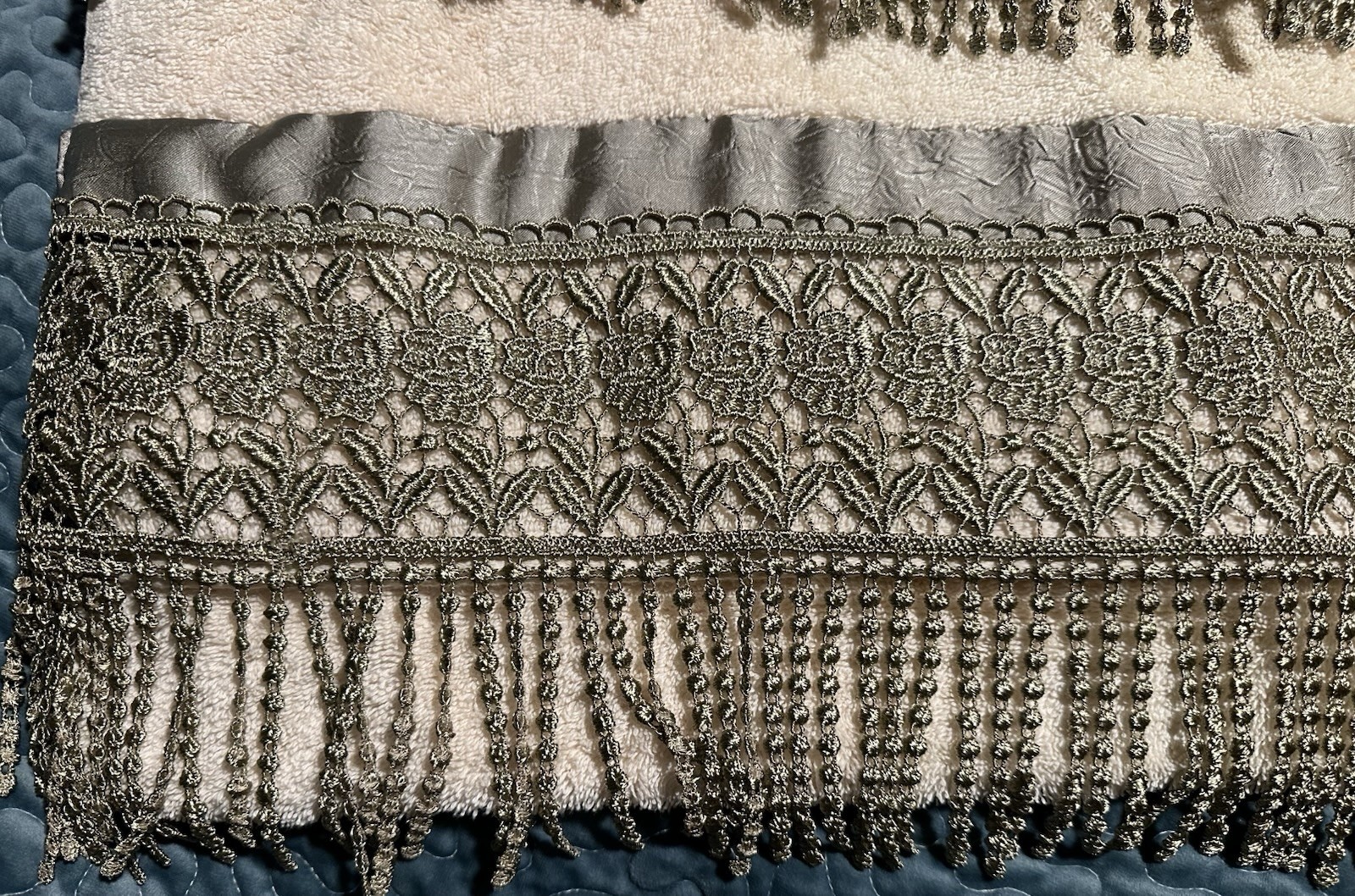 Croscill Decorative Towel Set With Matching Shower Curtain Please Read Discrip