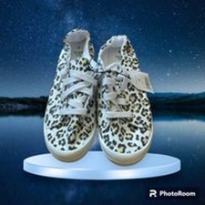 NWT Time and Tru Women s Canvas Sneakers Size 8