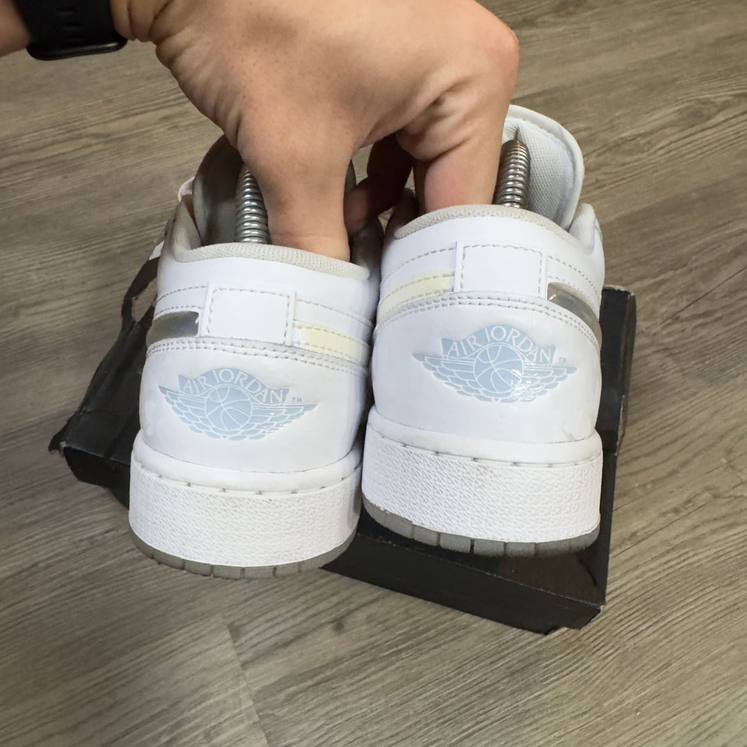 Size 5.5y - Nike Air Jordan 1 Low SE GS Glitter Swoosh thumbnail 4