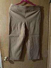 JM Collection Womens Size M Beige Mid-Rise Pull-On Stretch Capri Chino Pants