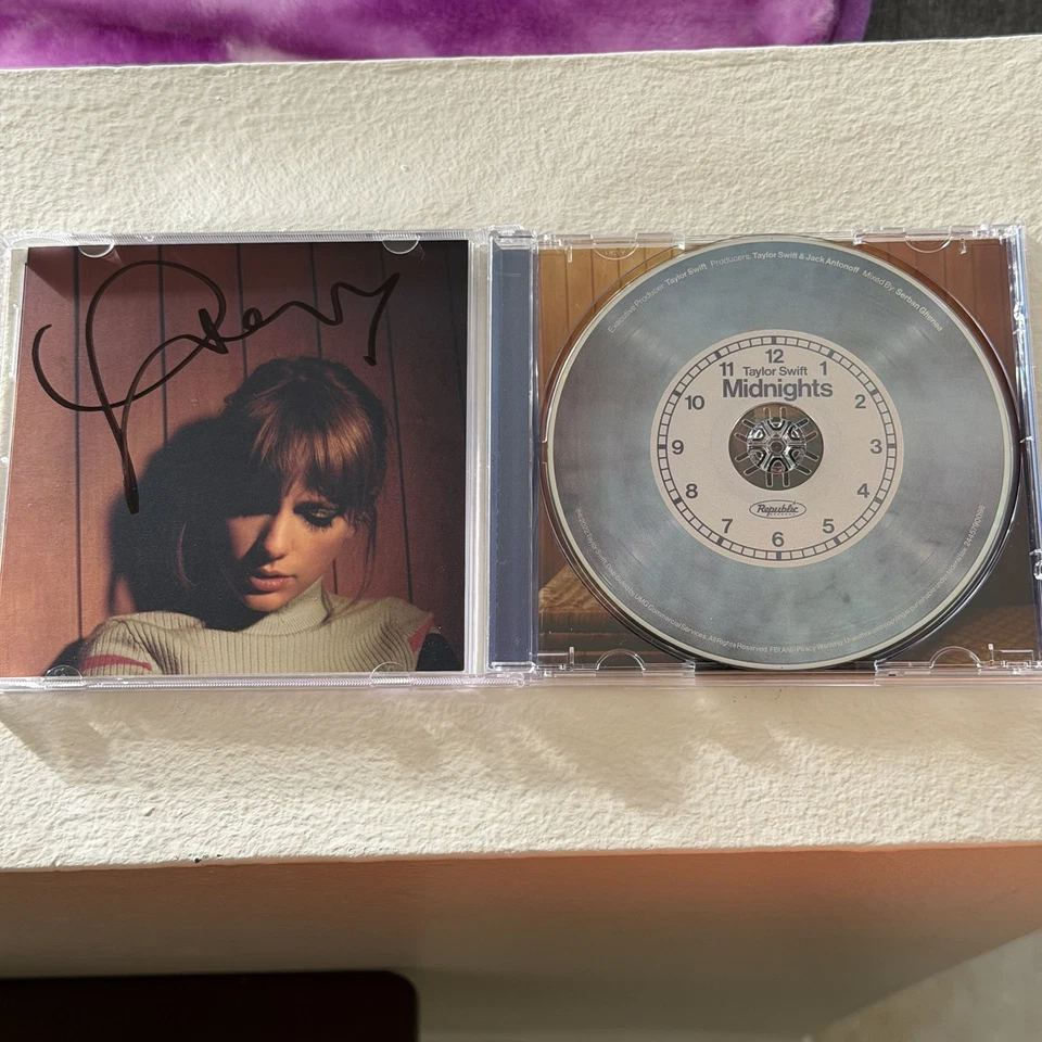 Taylor Swift SIGNED RARE HEART Midnights Moonstone Blue CD Autographed Foto 2 de 4