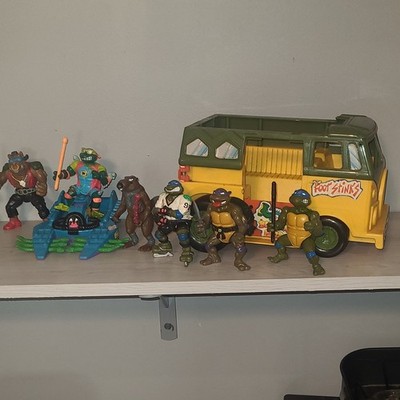 Lot of 11 w/ bus & boat- Teenage Mutant Ninja Turtles Action Figures 1988