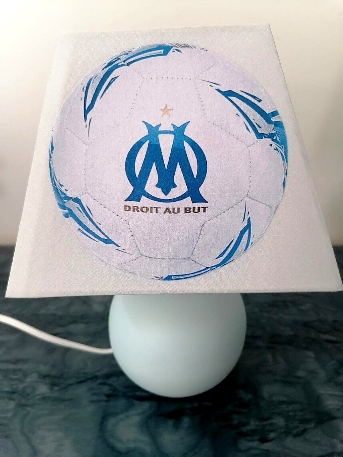 Lampe de chevet enfant foot OM pour illuminer ses lectures du soir