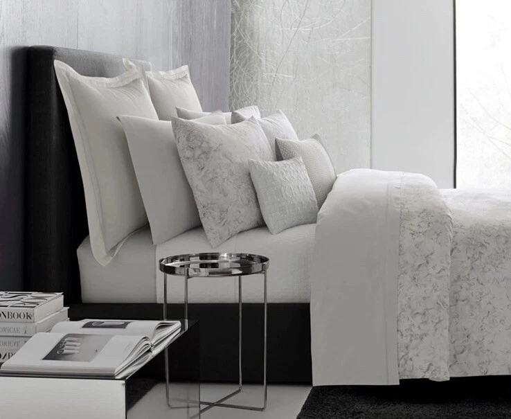 Almohada Floral Vera Wang Tuille 15" x 20" Gris Blanco Foto 4 de 4