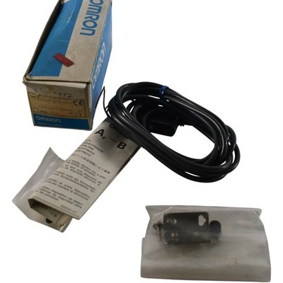 NEW Omron E3S-AD32 Photoelectric Sensor Diffuse Reflective NPN 2M Range 12-24VDC
