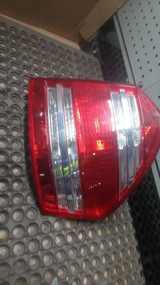 Conjunto de luz trasera superior derecha usado se adapta a: Mercedes-benz Mercedes clase gl 2008 Foto 3 de 4