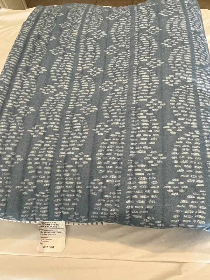 Martha Stewart Queen Sz Comforter W/3 Pillow Shams Reversible Blue/White 90x90” - Image 4 of 4