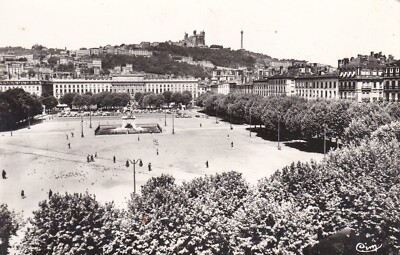 CPA / ALTE POSTKARTE.  LYON PLACE BELLECOUR. 1965 . Sehr guter Zustand.