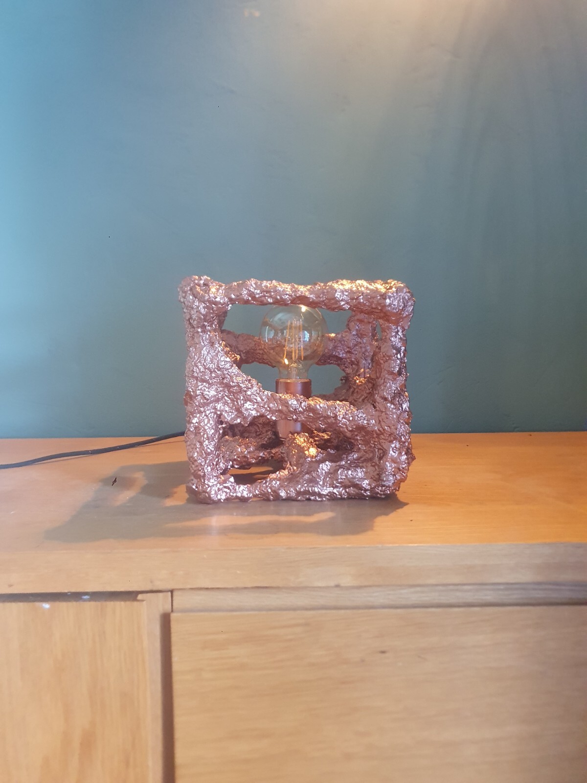Lampe en papier mâché cuivré art déco fait main de 45cm