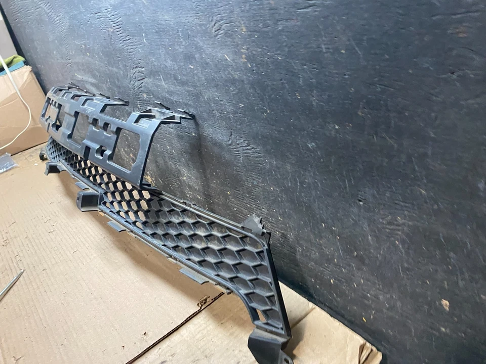 Parrilla inferior parachoques delantero Kia Borrego 2008 a 2012 OEM U7857 DG Foto 2 de 4