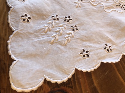 Vintage White Cutout & Embroidered Cotton Table Runner Dresser Scarf - Picture 6 of 7
