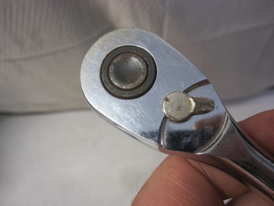 Husky 1/2 in and 3/8 in Drive Teardrop Head Ratchets - Works Great - Image 4 of 4