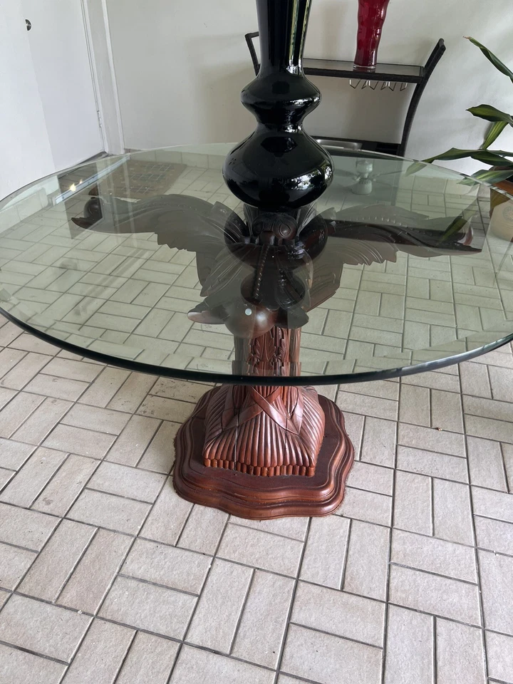 Mesa de comedor de madera maciza de caoba tallada a mano con tapa de vidrio biselado. "D48"" X H30""" Foto 4 de 4