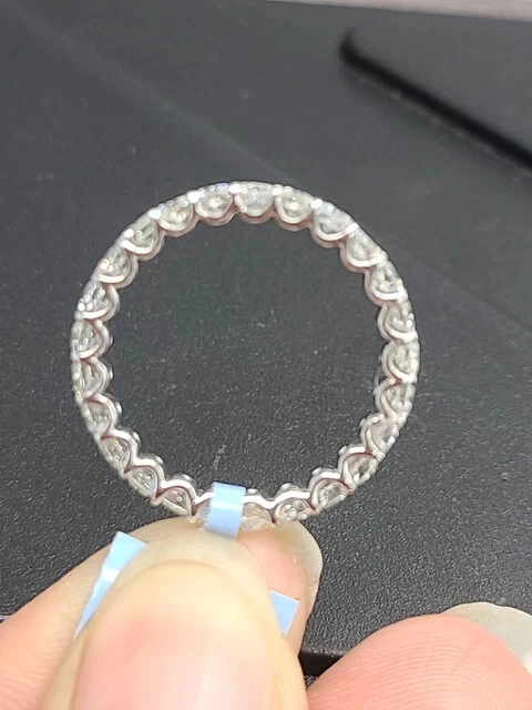 Anillo banda de eternidad de diamantes creados en laboratorio de 2 quilates enchapado en oro de 14 quilates plateado talla 7 Foto 2 de 4