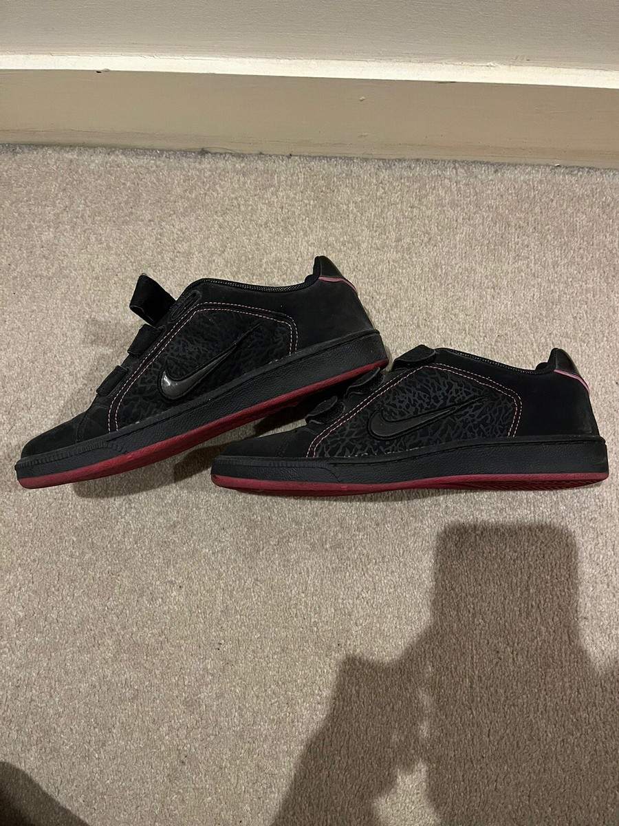 black nike trainers size 4